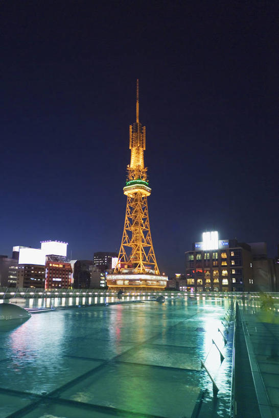 无人,竖图,室外,夜晚,正面,旅游,度假,标志建筑,地标,建筑,路灯,夜景,照明,爱知县,名古屋,日本,亚洲,阴影,波纹,光线,影子,池塘,水池,灯光,涟漪,娱乐,建设,灯,倒影,水纹,波浪,享受,休闲,旅游胜地,放松,照亮,倒映,照明设备,东亚,本州,本州岛,日本国,中部地方,水晕,爱知,县厅,久屋大通公园,名古屋市,名古屋电视塔,反照,彩图