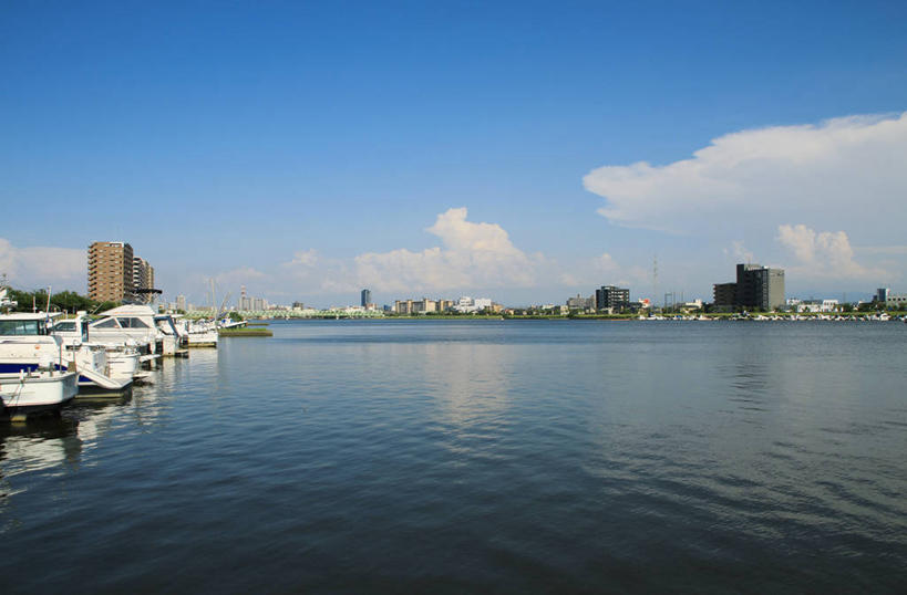 无人,家,横图,室外,白天,正面,度假,草地,草坪,河流,美景,树林,水,植物,城市风光,城市,轮船,船,长野县,日本,亚洲,阴影,光线,影子,房屋,屋子,河水,景观,水流,云,云朵,公寓,云彩,娱乐,洋房,楼房,住宅,草,树,树木,蓝色,绿色,白云,蓝天,天空,阳光,自然,交通工具,天,享受,休闲,景色,放松,生长,晴朗,成长,载具,东亚,本州,本州岛,日本国,中部地方,长野,新潟,新潟县,信浓川,晴空,彩图,房子