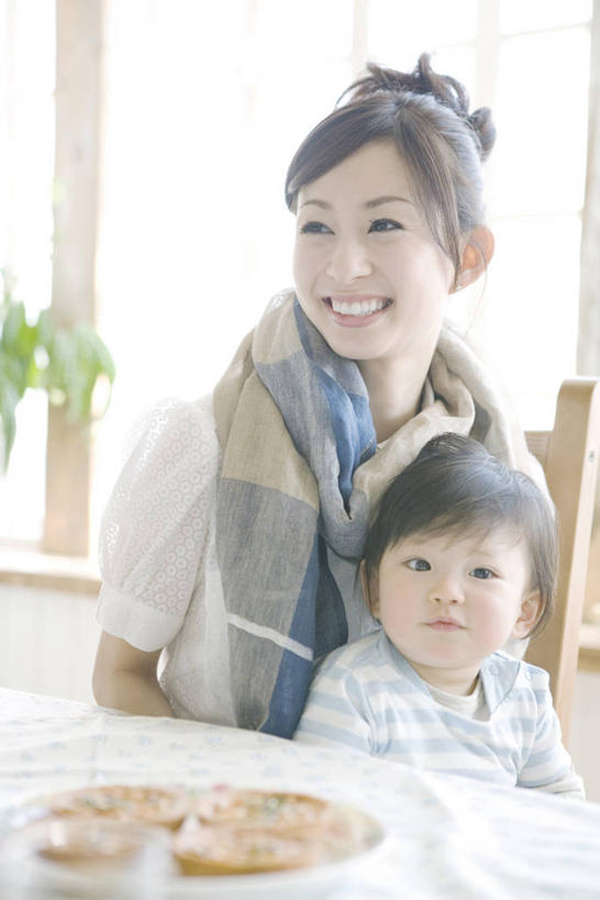 点心,东方人,婴儿,儿童,两个人,家庭,母亲,坐,笑,微笑,露齿笑,竖图,室内,白天,正面,纯洁,植物,餐桌,窗户,桌子,亚洲,一条,阴影,服装,朦胧,模糊,装饰,反射,盆栽,影子,食品,盆景,注视,休闲装,黄种人,玻璃窗,食物,小孩,衣服,绿色,自然,围巾,饼干,零食,观察,看,休闲,温暖,温馨,一家人,休闲服,可爱,母爱,童年,童趣,服饰,活泼,生长,成长,餐台,围脖,观看,保暖,华丽,点缀,和睦,察看,御寒,关注,宝宝,童真,纯真,烂漫,无邪,衬托,美观,雅致,雅观,母婴,伶俐,天真,年轻女性,女人,女性,亚洲人,孩子,年轻人,坐着,半身,彩图,融洽