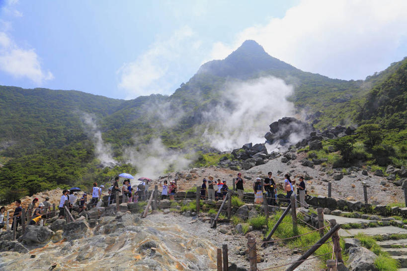 东方人,栏杆,站,走,横图,室外,白天,旅游,度假,草地,草坪,火山,美景,山,山脉,树林,植物,雾,神奈川,日本,亚洲,行人,游客,游人,阴影,沸腾,服装,光线,蒸汽,影子,景观,山峰,云,云朵,围栏,山峦,水蒸气,神奈川县,许多人,云彩,注视,休闲装,黄种人,娱乐,护栏,路人,旅客,草,树,树木,背面,衣服,蓝色,绿色,白云,蓝天,天空,阳光,自然,群山,天,观察,看,站着,一群人,享受,休闲,休闲服,景色,放松,服饰,生长,晴朗,成长,观看,察看,关注,自然风光,东亚,本州,关东地方,本州岛,日本国,蒸发,过客,男人,男性,年轻男性,年轻女性,女人,女性,亚洲人,活火山,晴空,步行,散步,站立,走路,彩图,全身,箱根町,足柄下郡