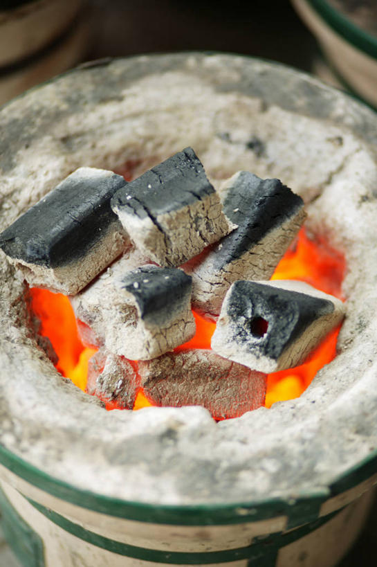 无人,竖图,俯视,室内,特写,白天,热情,煤炭,火,阴影,反射,火焰,影子,燃烧,容器,取暖,能源,储藏,燃料,储存,煤,能量,火盆,煤矿,矿业,化石燃料,彩图,高角度拍摄,贮存