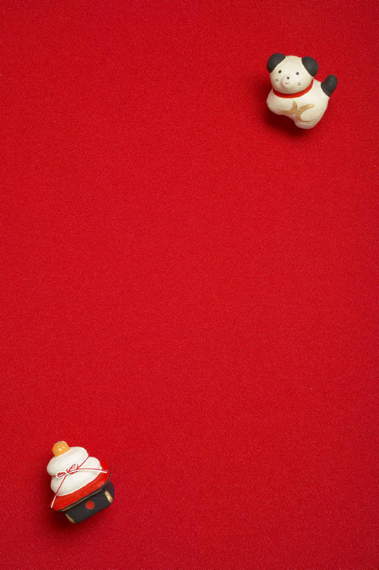 无人,竖图,俯视,室内,特写,白天,狗,阴影,红色背景,节日,庆祝,装饰,反射,影子,年糕,文化,装饰品,装饰物,祈祷,庆典,许愿,摄影,影棚,纪念,华丽,修饰,祈求,祭祀,点缀,镜饼,饰物,衬托,美观,雅致,雅观,平安,彩图,高角度拍摄,影棚拍摄,拍摄,日本新年,传统文化