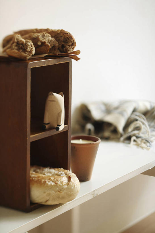 点心,面包,无人,竖图,室内,特写,白天,正面,餐桌,桌子,阴影,朦胧,模糊,装饰,反射,影子,墙,食品,面点,置物架,架子,墙壁,墙面,食物,糕点,白色,围巾,温暖,餐台,围脖,保暖,华丽,点缀,御寒,陈列架,衬托,美观,雅致,雅观,搁架,百吉饼,贝果面包,彩图