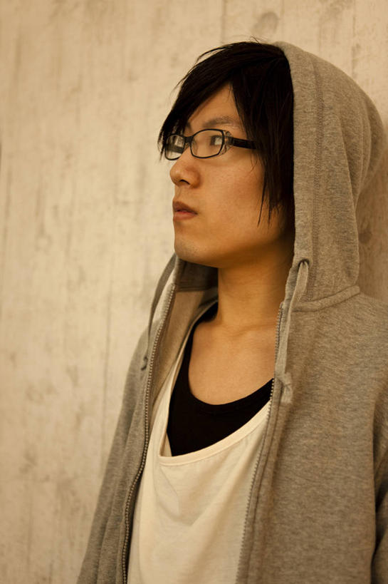 东方人,一个人,站,竖图,室内,白天,侧面,亚洲,仅一个男性,仅一个人,一副,服装,眼镜,注视,休闲装,黄种人,仅一个年轻男性,衣服,观察,看,站着,休闲,休闲服,连帽衫,服饰,观看,察看,关注,帽衫,近视眼镜,男人,男性,年轻男性,亚洲人,站立,半身,彩图