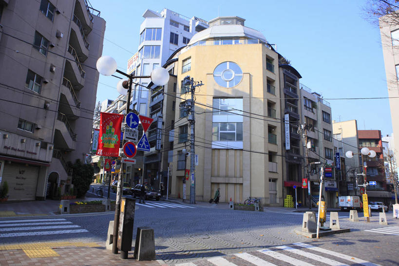 无人,家,横图,室外,白天,仰视,旅游,度假,美景,城市风光,城市,道路,建筑,路,路灯,人行横道,公路,照明,阴影,光线,影子,房屋,屋子,景观,公寓,人行道,灯光,分界线,停车线,交通,娱乐,建设,洋房,楼房,住宅,灯,蓝色,蓝天,天空,阳光,天,享受,休闲,景色,放松,晴朗,车行道,车行道分界线,照亮,照明设备,标线,人行横道线,车行线,万里无云,晴空,晴空万里,斑马线,马路,彩图,低角度拍摄,房子