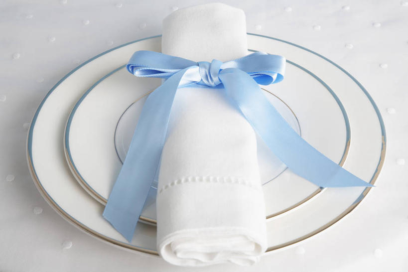 无人,横图,俯视,室内,特写,白天,白色背景,静物,餐具,阴影,反射,碟子,盘,丝绸,丝带,影子,缎带,绸带,两个,蓝色,盘子,餐巾,蝴蝶结,碟,摄影,影棚,绑扎,保洁方巾,口布,彩图,高角度拍摄,影棚拍摄,拍摄