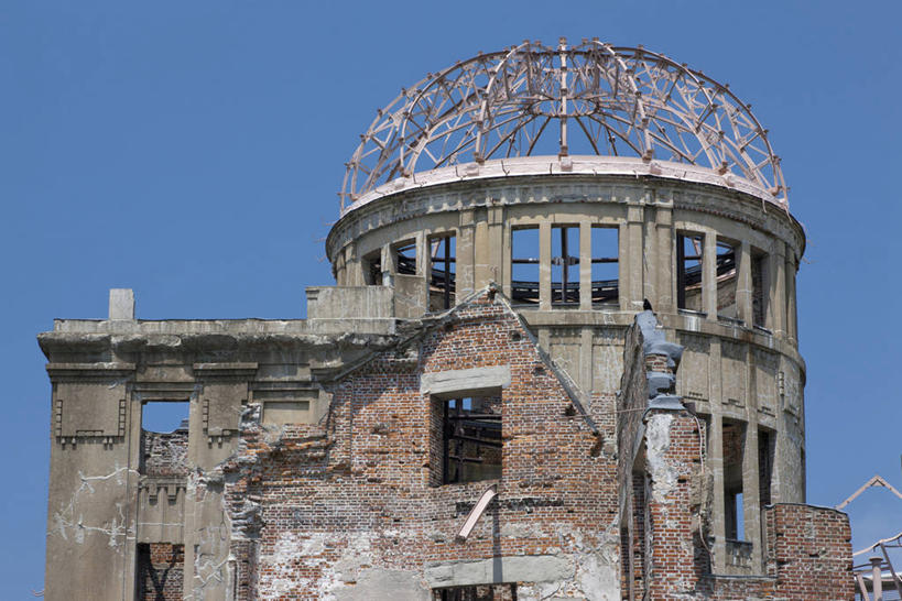 无人,公园,栏杆,横图,室外,白天,仰视,旅游,度假,建材,标志建筑,地标,建筑,广岛县,日本,亚洲,阴影,光线,材料,影子,砖,砖块,墙,围栏,娱乐,建设,护栏,墙壁,墙面,蓝色,蓝天,天空,阳光,天,享受,休闲,砖头,旅游胜地,放松,建造,晴朗,东亚,本州,万里无云,本州岛,日本国,广岛和平纪念公园,広岛,中国地方,石料,晴空,晴空万里,彩图,低角度拍摄,砌墙砖,广岛和平纪念资料馆