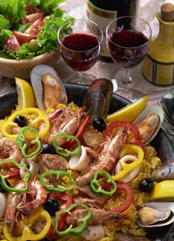 海鲜,米饭,无人,竖图,俯视,室内,特写,白天,烹饪,西餐,辣椒,蔬菜,杯子,阴影,新鲜,反射,高脚杯,影子,陶瓷,虾,料理,食品,陶瓷制品,红酒杯,饭,西班牙海鲜饭,红酒瓶,水产,菜肴,美食,海洋生物,玻璃制品,酒瓶,食物,玻璃瓶,酒杯,瓶子,容器,碗,西式,佳肴,有机食品,绿色食品,储藏,五谷,葡萄酒杯,葡萄酒瓶,储存,水生动物,海产品,海鲜饭,水生物,彩椒,海底动物,辣角,红海椒,大椒,辣虎,广椒,玻璃杯,甜椒,柿子椒,辣子,海椒,番椒,灯笼椒,彩图,高角度拍摄,贮存