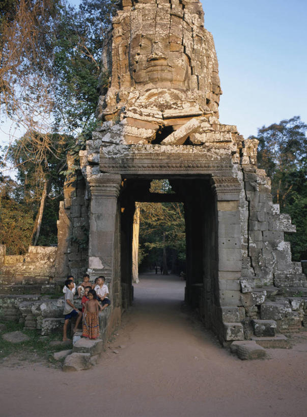 东方人,儿童,伙伴,朋友,寺庙,站,坐,竖图,室外,白天,正面,旅游,度假,友谊,纯洁,石头,名胜古迹,植物,门,标志建筑,地标,建筑,雕塑,柬埔寨,亚洲,阴影,服装,节日,遗迹,艺术,装饰,光线,雕刻,雕像,石子,影子,拱门,许多人,休闲装,黄种人,古迹,文化,文物,娱乐,建设,古建筑,石雕,废墟,树,树木,小孩,衣服,蓝色,绿色,蓝天,天空,阳光,自然,工艺品,门框,庙宇,天,祈祷,站着,一群人,享受,休闲,健康,休闲服,旅游胜地,放松,可爱,童年,童趣,许愿,宗教,服饰,东南亚,佛教,信仰,生长,晴朗,成长,纪念,祈求,美术,主题,陈列,童真,古文明,烂漫,无邪,万里无云,暹粒,高棉,塔普伦寺,塔布茏寺,柬埔寨王国,功能,美学,吉蔑,释教,大吴哥城,吴哥,吴哥城,吴哥通王城,平安,天真,友情,男孩,男人,男性,女孩,女人,女性,亚洲人,石块,岩石,晴空,晴空万里,站立,坐着,彩图,全身,庙,寺,男生,女生