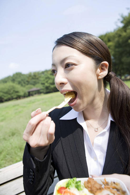 盒饭,东方人,一个人,商务人士,商务女性,坐,吃,竖图,室外,白天,正面,草地,草坪,植物,餐具,椅子,亚洲,仅一个年轻女性,仅一个女性,仅一个人,握,阴影,套装,光线,便当,叉子,影子,木椅,拿,拿着,扭头,注视,黄种人,草,树,树木,蓝色,绿色,蓝天,天空,阳光,自然,天,观察,看,张嘴,转头,便捷,握着,生长,晴朗,成长,观看,察看,便利,关注,商务装,张大嘴巴,工薪阶层,餐叉,万里无云,快捷,弁当,年轻女性,女人,女性,亚洲人,白领,上班族,进餐用具,晴空,晴空万里,张开嘴,嚼,食,坐着,半身,彩图