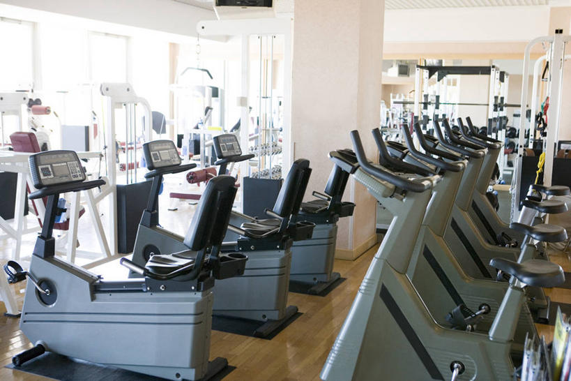 无人,健身房,横图,室内,白天,正面,窗户,地板,落地窗,一排,许多,朦胧,模糊,整齐,并列,并排,地面,很多,运动器械,木地板,玻璃窗,排列,健身器械,队列,健身器材,平行,健身车,彩图,健身馆,运动器材