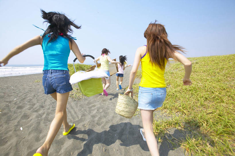 东方人,四个人,伙伴,朋友,交叉,横图,室外,白天,友谊,草地,草坪,海浪,海洋,沙滩,植物,竹子,亚洲,奔驰,握,阴影,竹制,服装,朦胧,模糊,编织,光线,篮子,沙子,影子,海岸,浪花,沙地,拿,拿着,休闲装,黄种人,草,背面,衣服,蓝色,绿色,蓝天,天空,阳光,海水,竹篮,天,奔跑,休闲,休闲服,握着,服饰,晴朗,竹条,交织,竹制品,海景,万里无云,穿插,友情,男人,男性,年轻男性,年轻女性,女人,女性,亚洲人,大海,风浪,海,海水的波动,海滩,近岸浪,涌浪,晴空,晴空万里,半身,彩图