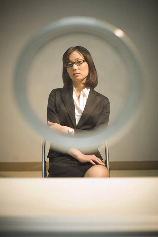 东方人,一个人,商务人士,商务女性,坐,竖图,室内,白天,正面,窗户,椅子,亚洲,仅一个年轻女性,仅一个女性,仅一个人,套装,生气,眼镜,注视,黄种人,玻璃窗,观察,看,监狱,愤怒,观看,恼怒,察看,监禁,愤慨,怒气,气愤,束缚,发怒,关注,怒火,商务装,情绪,关押,监牢,脾气,近视眼镜,牢狱,工薪阶层,忿怒,怨恨,强烈,监管,禁闭,气忿,愤恨,肝火,激动,年轻女性,女人,女性,亚洲人,白领,看守,上班族,坐着,半身,彩图