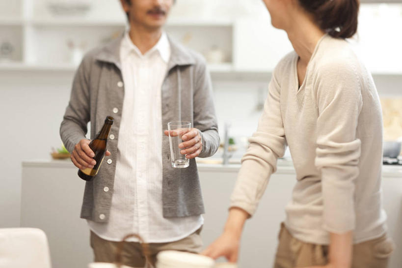 啤酒,东方人,中年人,两个人,家庭,夫妻,站,笑,微笑,露齿笑,横图,室内,白天,正面,爱情,杯子,亚洲,握,服装,朦胧,模糊,酒类,浪漫,拿,拿着,扭头,休闲装,黄种人,玻璃制品,酒,酒瓶,饮料,衣服,玻璃瓶,瓶子,水杯,站着,转头,休闲,温暖,温馨,一家人,休闲服,啤酒瓶,恩爱,握着,恋人,服饰,和睦,男人,男性,女人,女性,中年男性,中年女性,亚洲人,夫妇,情侣,玻璃杯,站立,半身,彩图,伴侣,融洽