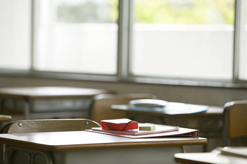 无人,学校,横图,室内,白天,正面,窗户,桌子,袋子,书籍,椅子,阴影,朦胧,模糊,反射,笔,影子,木椅,办公用品,书桌,校园,玻璃窗,文具,笔袋,课桌,铅笔,容器,学习用品,书本,教室,储藏,文具用品,课堂,储存,书,图书,彩图,贮存