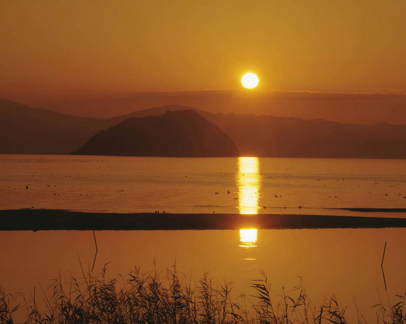 无人,横图,室外,白天,正面,旅游,度假,草地,草坪,湖,湖泊,美景,日落,山,山脉,水,植物,雾,日本,亚洲,朦胧,模糊,湖面,景观,山峰,水流,水面,晚霞,霞光,落日,山峦,背光,娱乐,草,绿色,倒影,自然,黄昏,湖水,群山,享受,休闲,景色,彩霞,放松,迷雾,倒映,自然风光,逆光,东亚,本州,本州岛,日本国,近畿地方,近畿,滋贺,滋贺县,琵琶湖,夕照,反照,薄暮,大雾,夕阳,彩图,傍晚,竹生岛,斜阳