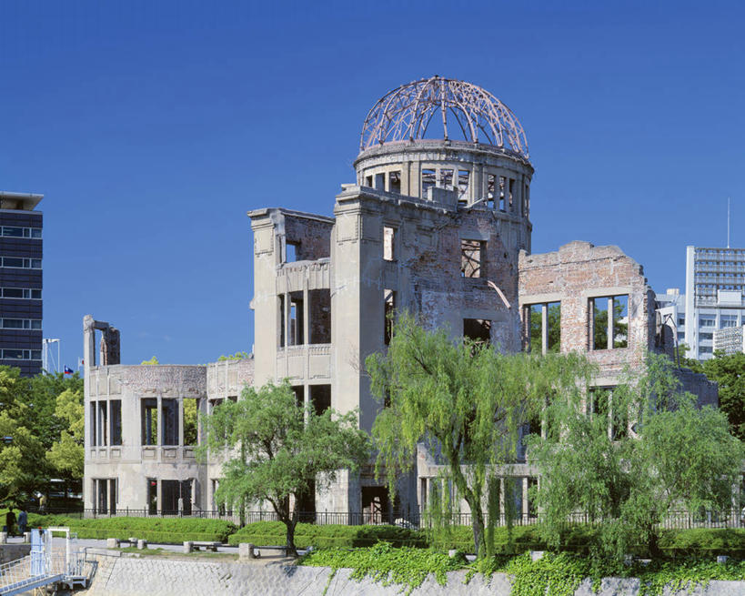 无人,公园,栏杆,横图,室外,白天,正面,旅游,度假,树林,植物,标志建筑,地标,建筑,广岛县,日本,亚洲,阴影,光线,影子,墙,围栏,娱乐,建设,护栏,墙壁,墙面,树,树木,蓝色,绿色,蓝天,天空,阳光,自然,天,享受,休闲,旅游胜地,放松,生长,晴朗,成长,东亚,本州,万里无云,本州岛,日本国,广岛和平纪念公园,広岛,中国地方,晴空,晴空万里,彩图