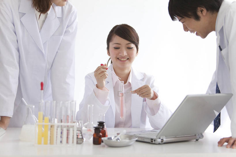 东方人,三个人,同事,科学家,站,坐,笑,微笑,露齿笑,横图,室内,白天,正面,成功,合作,团队,集体,信心,电脑,笔记本电脑,实验,仪器,桌面,桌子,杯子,亚洲,撑,握,阴影,服装,研究,透明,反射,分析,网络,化学,测试,试管,试管架,试剂瓶,影子,墙,实验室,研究室,注视,黄种人,通讯设备,队伍,架子,墙壁,墙面,玻璃制品,衣服,白色,玻璃瓶,瓶子,低头,观察,看,站着,器皿,握着,服饰,观看,一台,察看,无线,领导,撑着,衣着,科研人员,白大褂,成就,穿着,关注,通信设备,研究者,无线网络,合伙,领袖,工作台,计量,无线上网,便携式电脑,试验室,实验服,科学研究者,玻璃仪器,试验耗材,实验用品,垂头,衣饰,手提电脑,男人,男性,年轻男性,年轻女性,女人,女性,亚洲人,科学工作者,玻璃杯,站立,坐着,半身,彩图,实验衣,实验台,实验桌