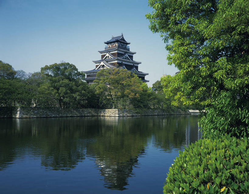 无人,横图,室外,白天,正面,旅游,度假,草地,草坪,河流,名胜古迹,树林,水,植物,标志建筑,地标,建筑,广岛县,日本,亚洲,阴影,遗迹,光线,影子,堡垒,城堡,屋顶,河水,水流,顶棚,古迹,文物,娱乐,建设,古建筑,草,树,树木,蓝色,绿色,倒影,蓝天,天空,阳光,自然,天,享受,休闲,旅游胜地,放松,生长,晴朗,成长,倒映,要塞,古文明,东亚,本州,万里无云,本州岛,日本国,广岛,広岛,中国地方,县厅,反照,广岛市区,広岛市,设防,晴空,晴空万里,彩图,鲤城,广岛城