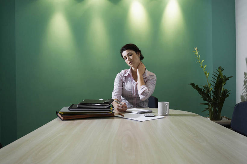 西方人,一个人,商务人士,商务女性,办公室,坐,横图,室内,夜晚,正面,按摩,植物,家具,桌子,杯子,照明,欧洲,欧洲人,仅一个女性,仅一个人,握,阴影,套装,光线,包,笔,壁灯,材料,档案,公文包,盆栽,文件,影子,纸,陶瓷,办公桌,灯光,办公用品,盆景,陶瓷制品,拿,拿着,注视,水笔,灯,文具,绿色,自然,马克杯,手稿,水杯,学习用品,资料,灯具,观察,看,仅一个中年女性,享受,健康,疼痛,握着,保健,生长,成长,公事包,观看,文具用品,证明,照亮,察看,照明设备,关注,文档,痛苦,商务装,工薪阶层,指压,办公家具,女人,女性,中年女性,白种人,白领,上班族,坐着,半身,彩图,推拿,脖子痛