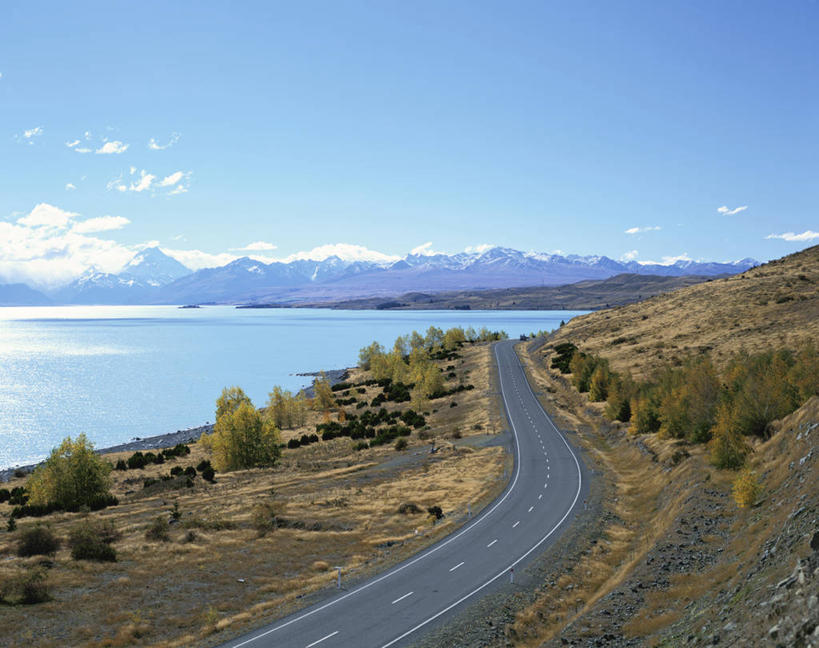 无人,横图,俯视,室外,白天,旅游,度假,草地,草坪,湖,湖泊,美景,树林,水,植物,道路,路,公路,新西兰,阴影,光线,影子,湖面,景观,水流,水面,云,云朵,分界线,停车线,交通,云彩,娱乐,草,树,树木,蓝色,绿色,白云,蓝天,天空,阳光,自然,湖水,天,享受,休闲,景色,放松,生长,晴朗,成长,车行道,车行道分界线,自然风光,标线,大洋洲,车行线,纽西兰,长白云之乡,新西兰南岛,晴空,马路,彩图,高角度拍摄,普卡基湖