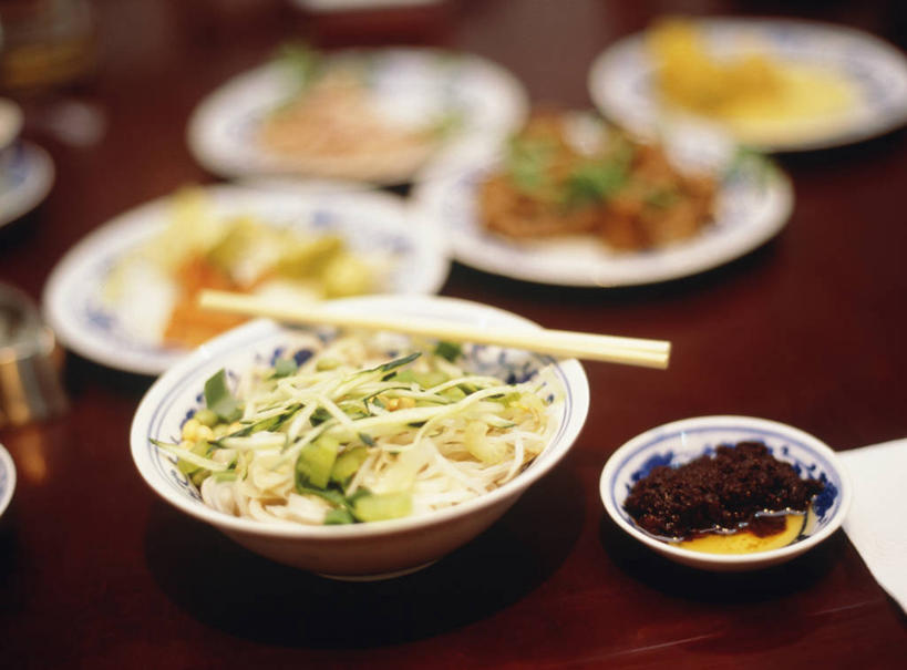 面食,面条,无人,横图,俯视,室内,特写,白天,烹饪,中餐,餐桌,筷子,桌子,餐具,阴影,朦胧,模糊,反射,影子,陶瓷,调料,酱料,酱汁,面,肉,佐料,料理,食品,陶瓷制品,调味品,调味料,文化,传统,肉糜,肉末,猪肉,酱,菜肴,美食,肉类,食物,容器,碗,中式,佳肴,餐台,储藏,礼节,储存,礼仪,肉食,进餐用具,彩图,高角度拍摄,猪肉末,贮存