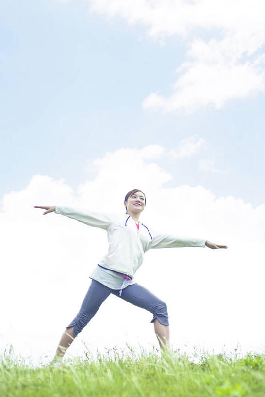 东方人,一个人,站,竖图,室外,白天,仰视,运动服,锻炼,瑜伽,运动,草地,草坪,植物,亚洲,仅一个年轻女性,仅一个女性,仅一个人,阴影,服装,光线,影子,云,云朵,云彩,注视,黄种人,草,衣服,蓝色,绿色,白云,蓝天,天空,阳光,天,观察,看,站着,养生,服饰,晴朗,观看,张开双腿,察看,衣着,穿着,关注,衣饰,展开双腿,体育,年轻女性,女人,女性,亚洲人,晴空,站立,彩图,低角度拍摄,全身,健身,勇士二式,勇士式,伸展双腿,运动装