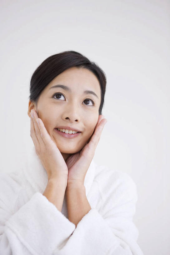 东方人,一个人,笑,微笑,露齿笑,竖图,室内,白天,白色背景,正面,浴袍,亚洲,仅一个女性,仅一个人,撑,托腮,注视,黄种人,观察,看,托,仅一个中年女性,摄影,影棚,观看,察看,关注,托下巴,双手托腮,女人,女性,中年女性,亚洲人,半身,彩图,影棚拍摄,汤帷子,浴衣,拍摄