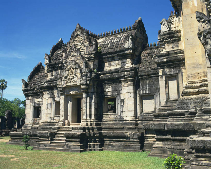 无人,寺庙,横图,室外,白天,仰视,旅游,度假,草地,草坪,名胜古迹,树林,植物,标志建筑,地标,建筑,泰国,亚洲,阴影,节日,遗迹,光线,影子,云,云朵,燃烧,云彩,古迹,文化,文物,娱乐,建设,古建筑,草,树,树木,蓝色,绿色,白云,蓝天,天空,阳光,自然,香火,庙宇,天,祈祷,享受,休闲,健康,旅游胜地,放松,许愿,宗教,东南亚,信仰,生长,晴朗,成长,纪念,祈求,古文明,泰王国,呵叻,那空叻差是玛,平安,晴空,彩图,低角度拍摄,庙,寺