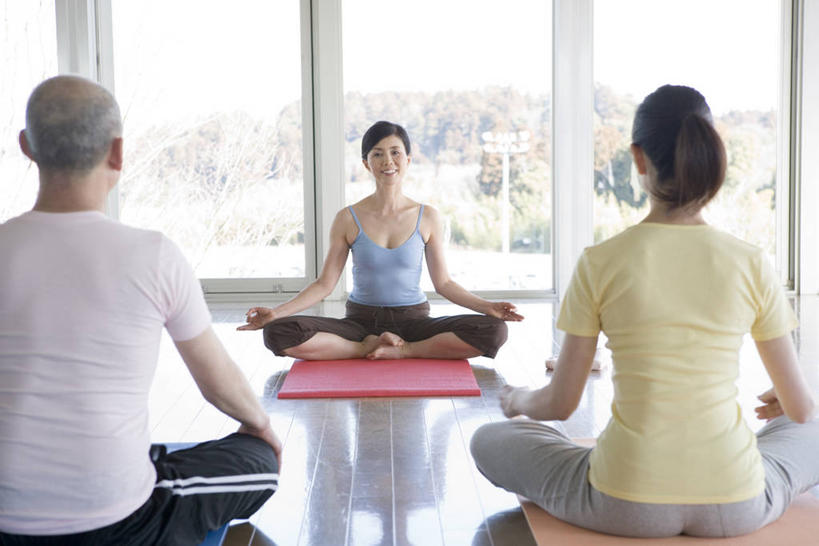 东方人,背部,三个人,家庭,夫妻,教师,坐,笑,盘腿,微笑,露齿笑,横图,室内,白天,正面,爱情,锻炼,瑜伽,运动,窗户,落地窗,吊带,亚洲,阴影,服装,裤子,反射,毯子,影子,浪漫,注视,吊带衫,黄种人,运动裤,玻璃窗,衣服,红色,瑜伽垫,垫子,观察,看,温暖,温馨,一家人,恩爱,搭,养生,恋人,服饰,观看,和睦,察看,衣着,穿着,搭着,关注,瑜伽毯,莲花式,衣饰,教员,体育,老年男性,老年女性,男人,男性,女人,女性,中年女性,亚洲人,夫妇,情侣,老师,盘腿而坐,盘膝,盘着腿的,盘着腿坐,双腿交叉,坐着,半身,彩图,健身,先生,伴侣,融洽