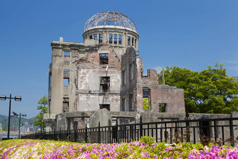 无人,公园,栏杆,横图,室外,白天,正面,旅游,度假,花海,花圃,名胜古迹,植物,标志建筑,地标,建筑,路灯,叶子,照明,广岛县,日本,亚洲,阴影,遗迹,盛开,光线,影子,围栏,灯光,花蕾,古迹,文物,娱乐,建设,古建筑,护栏,灯,花,花瓣,花朵,花卉,鲜花,树,树木,蓝色,绿色,蓝天,天空,阳光,自然,花丛,花束,花田,天,花苞,花蕊,享受,休闲,旅游胜地,放松,生长,晴朗,成长,照亮,照明设备,古文明,东亚,本州,万里无云,本州岛,日本国,广岛和平纪念公园,広岛,中国地方,晴空,晴空万里,彩图,广岛和平纪念资料馆