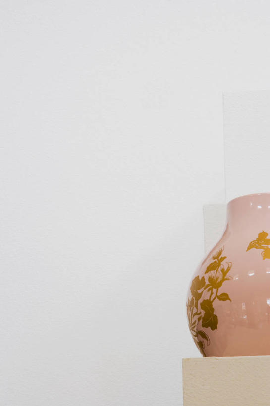 无人,竖图,室内,特写,白天,正面,静物,花瓶,花纹,装饰,陶瓷,墙,陶瓷制品,墙壁,墙面,一个,粉色,白色,瓶子,单个,华丽,修饰,点缀,衬托,美观,雅致,雅观,彩图