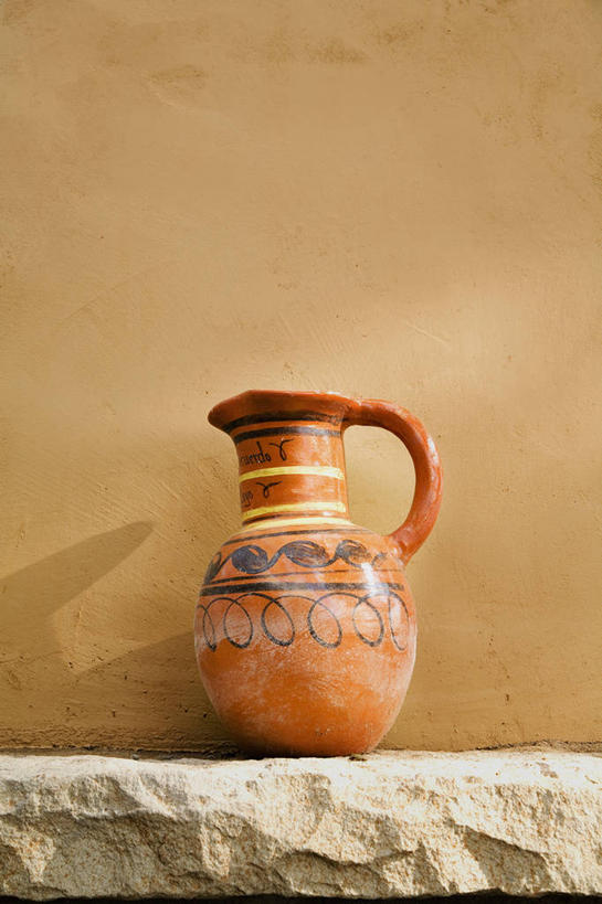 无人,竖图,室内,特写,白天,正面,静物,阴影,艺术,反射,影子,手工艺品,墙,置物架,文化,架子,墙壁,墙面,工艺品,粘土,高雅,陈列架,手工艺,自信心,品位,搁架,彩图