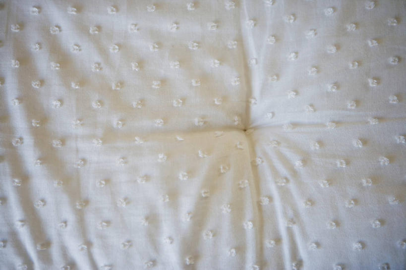 无人,横图,俯视,室内,特写,白天,床,静物,阴影,反射,影子,双人床,床单,被子,白色,温暖,保暖,卫生,被单,御寒,羽绒被,纯真,洁净,光明,恬静,中间色,朴素,清白,彩图,高角度拍摄