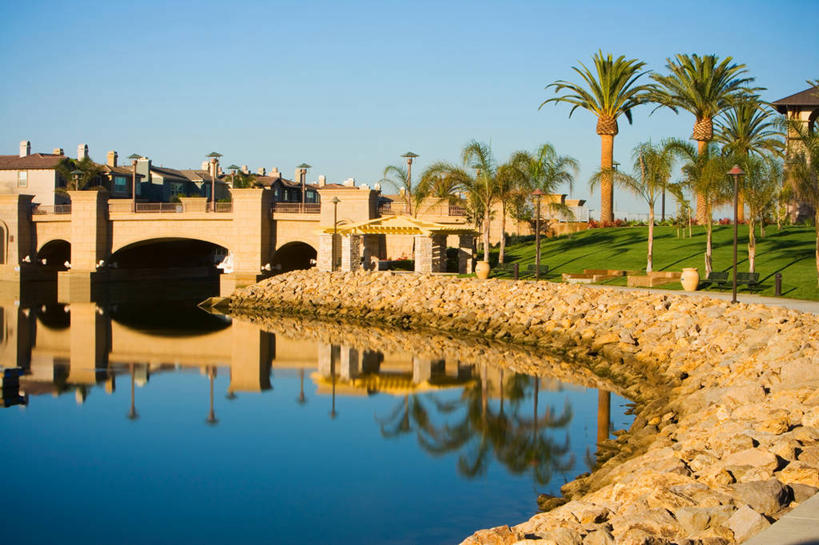 无人,横图,室外,白天,正面,草地,草坪,河流,沙滩,水,植物,桥梁,棕榈树,叶子,美国,阴影,光线,沙子,影子,河岸,河水,河滩,水流,桥,绿叶,沙地,石桥,拱桥,草,树,树木,蓝色,绿色,倒影,蓝天,天空,阳光,自然,天,嫩叶,拱形,生长,晴朗,成长,人行桥,石拱桥,倒映,北美,北美洲,加利福尼亚,美洲,棕榈叶,加州,加利福尼亚州,万里无云,金州,黄金州,北亚美利加洲,亚美利加洲,反照,文图拉县,奥克斯纳德,叶,叶片,晴空,晴空万里,棕树,棕榈,彩图,美利坚合众国