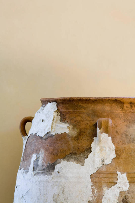 无人,竖图,室内,特写,白天,正面,静物,花纹,装饰,壶,陶瓷,陶瓷制品,水壶,茶壶,容器,华丽,修饰,点缀,衬托,美观,雅致,雅观,彩图