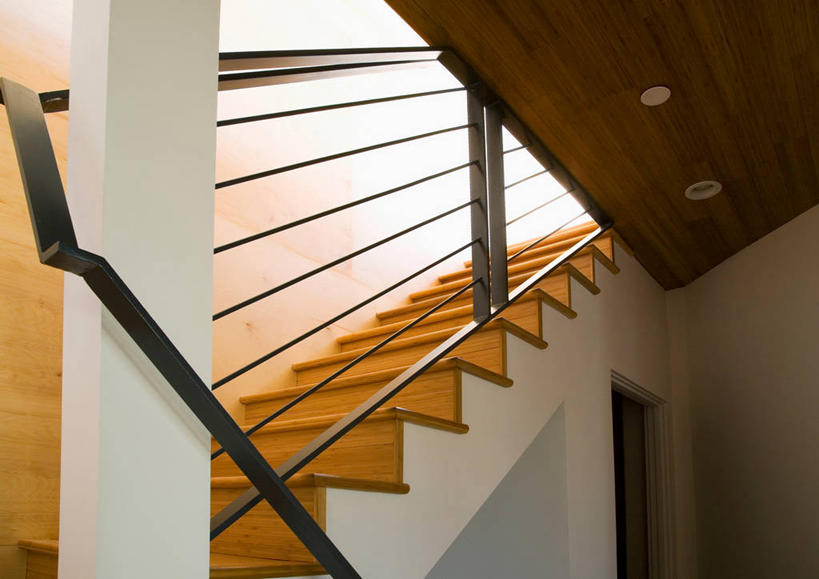 无人,栏杆,横图,室内,白天,仰视,楼梯,静物,照明,阴影,反射,扶手,影子,阶梯,墙,灯光,护栏,顶灯,墙壁,墙面,台阶,灯,灯具,照亮,照明设备,彩图,低角度拍摄