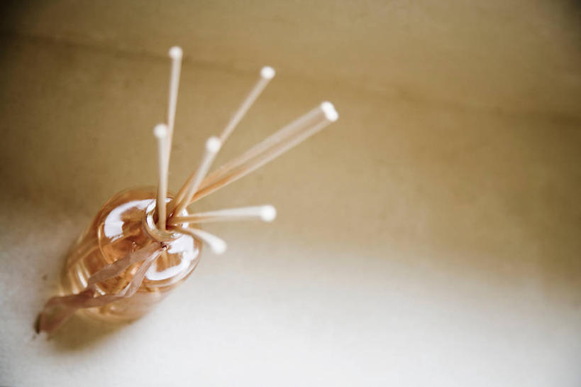 无人,横图,俯视,室内,特写,白天,时尚,静物,阴影,芳香,香气,反射,罐子,影子,玻璃制品,玻璃瓶,瓶子,品味,棉花棒,棉签,香水,优雅,气味,高雅,芬芳,棉棒,除臭,擦拭棒,彩图,高角度拍摄