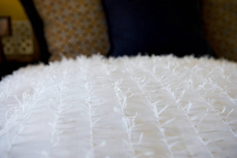 无人,横图,室内,特写,白天,正面,床,卧室,静物,阴影,朦胧,模糊,反射,影子,双人床,床单,靠枕,被子,白色,温暖,保暖,卫生,被单,御寒,羽绒被,纯真,洁净,光明,恬静,中间色,朴素,清白,彩图,睡房,卧房