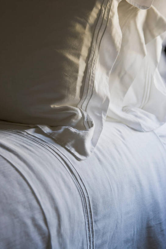 无人,竖图,室内,特写,白天,正面,床,靠垫,卧室,静物,阴影,反射,影子,床单,靠枕,被子,白色,垫子,枕头,单人床,卫生,被单,纯真,洁净,光明,恬静,中间色,朴素,清白,彩图,睡房,卧房