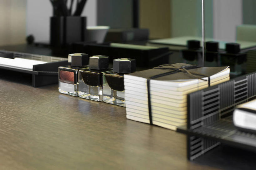 无人,办公室,横图,室内,特写,白天,正面,家具,桌子,静物,一堆,许多,阴影,堆叠,堆积,朦胧,模糊,反射,材料,档案,罐子,文件,影子,办公桌,很多,玻璃制品,玻璃瓶,瓶子,资料,堆,墨水瓶,文档,办公家具,彩图