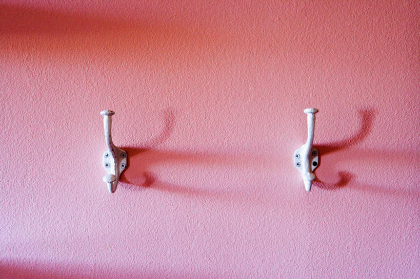 无人,横图,室内,特写,白天,正面,静物,阴影,粉色背景,反射,钩子,影子,墙,墙壁,墙面,两个,粉色,彩图