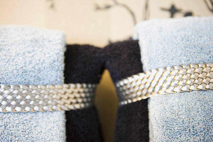 无人,横图,室内,特写,白天,正面,静物,阴影,朦胧,模糊,反射,纺织物,影子,蓝色,毛巾,清洁,四块,保暖,透气,防水,储水,耐磨,吸水,彩图