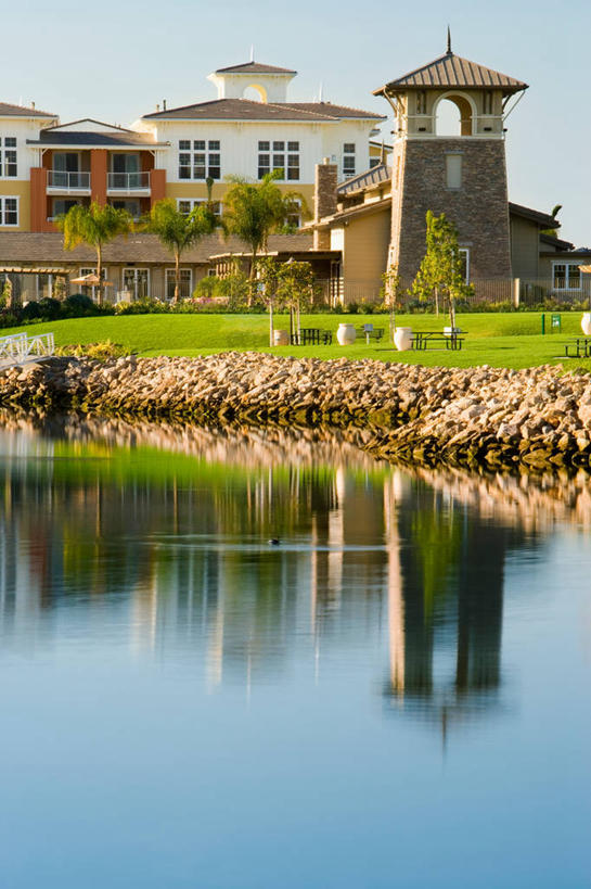 无人,家,竖图,室外,白天,正面,度假,草地,草坪,湖,湖泊,石头,美景,水,植物,城市风光,城市,美国,阴影,光线,石子,影子,房屋,屋子,湖面,景观,水流,水面,公寓,娱乐,洋房,楼房,住宅,草,蓝色,绿色,蓝天,天空,阳光,湖水,天,享受,休闲,景色,放松,晴朗,北美,北美洲,加利福尼亚,美洲,加州,加利福尼亚州,万里无云,金州,黄金州,北亚美利加洲,亚美利加洲,文图拉县,奥克斯纳德,石块,岩石,晴空,晴空万里,彩图,房子,美利坚合众国