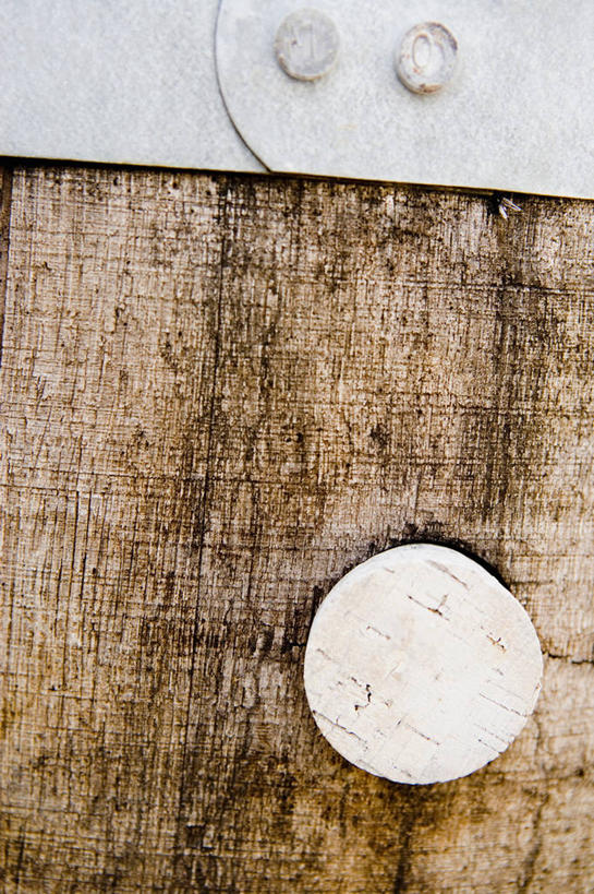 葡萄酒,无人,竖图,室内,特写,白天,正面,静物,阴影,反射,木制,木桶,桶,影子,酒类,酒,饮料,一个,木制品,容器,瓶塞,单个,储藏,保存,储存,密封,彩图,贮存