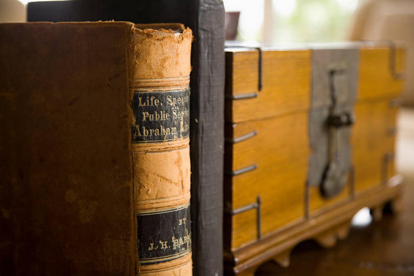 无人,横图,室内,特写,白天,正面,静物,书籍,阴影,朦胧,模糊,反射,木制,木盒,影子,一个,木制品,容器,书本,单个,储藏,两本,储存,书,图书,彩图,贮存