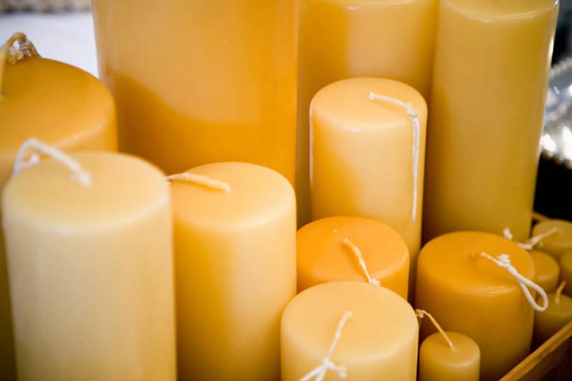 无人,横图,俯视,室内,特写,白天,静物,蜡烛,托盘,许多,阴影,反射,影子,很多,排列,黄色,摆列,烛炬,彩图,高角度拍摄,布列,分列