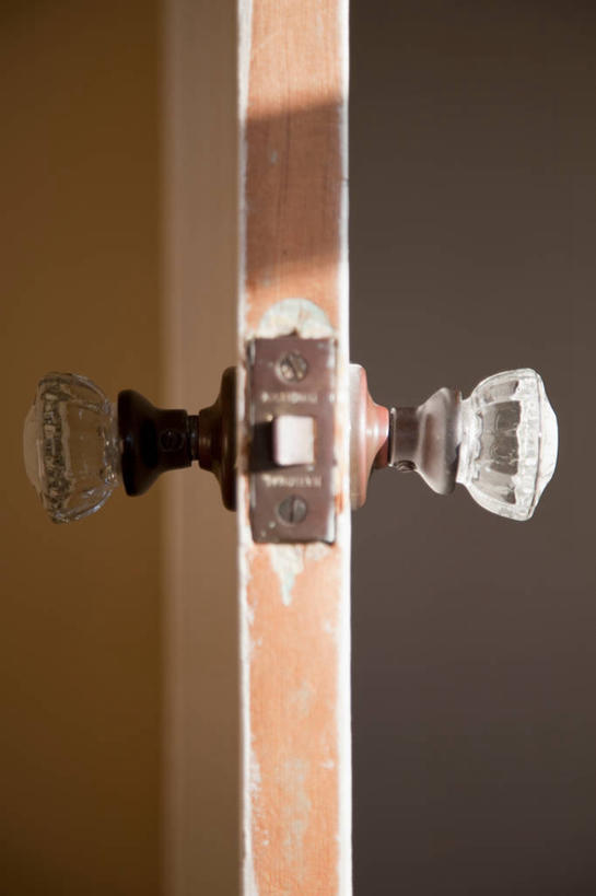 无人,竖图,室内,特写,白天,正面,门,静物,金属制品,阴影,光线,金属,木制,影子,水晶,一个,阳光,把手,门把手,木制品,门框,单个,门把,水晶制品,拉手,彩图