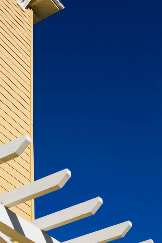 无人,家,竖图,室外,白天,正面,度假,美景,城市风光,城市,建筑,美国,阴影,光线,瓦片,影子,房屋,墙,屋顶,屋子,景观,顶棚,瓦,娱乐,楼房,墙壁,墙面,住宅,蓝色,灰色,蓝天,天空,阳光,天,享受,休闲,景色,放松,建造,晴朗,北美,北美洲,加利福尼亚,美洲,加州,屋瓦,加利福尼亚州,万里无云,金州,黄金州,北亚美利加洲,亚美利加洲,文图拉县,奥克斯纳德,晴空,晴空万里,彩图,房子,美利坚合众国