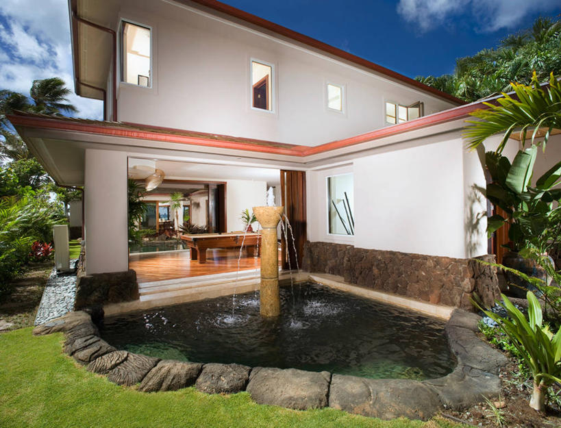 无人,家,横图,室外,白天,正面,草地,草坪,植物,别墅,地板,桌面,桌子,建筑,阴影,光线,木制,瓦片,影子,房屋,墙,屋顶,屋子,池塘,水池,云,云朵,公寓,地面,云彩,顶棚,瓦,洋房,楼房,木地板,墙壁,墙面,住宅,草,树,树木,蓝色,绿色,白色,白云,蓝天,天空,阳光,自然,木制品,天,建造,生长,晴朗,成长,屋瓦,晴空,彩图,房子